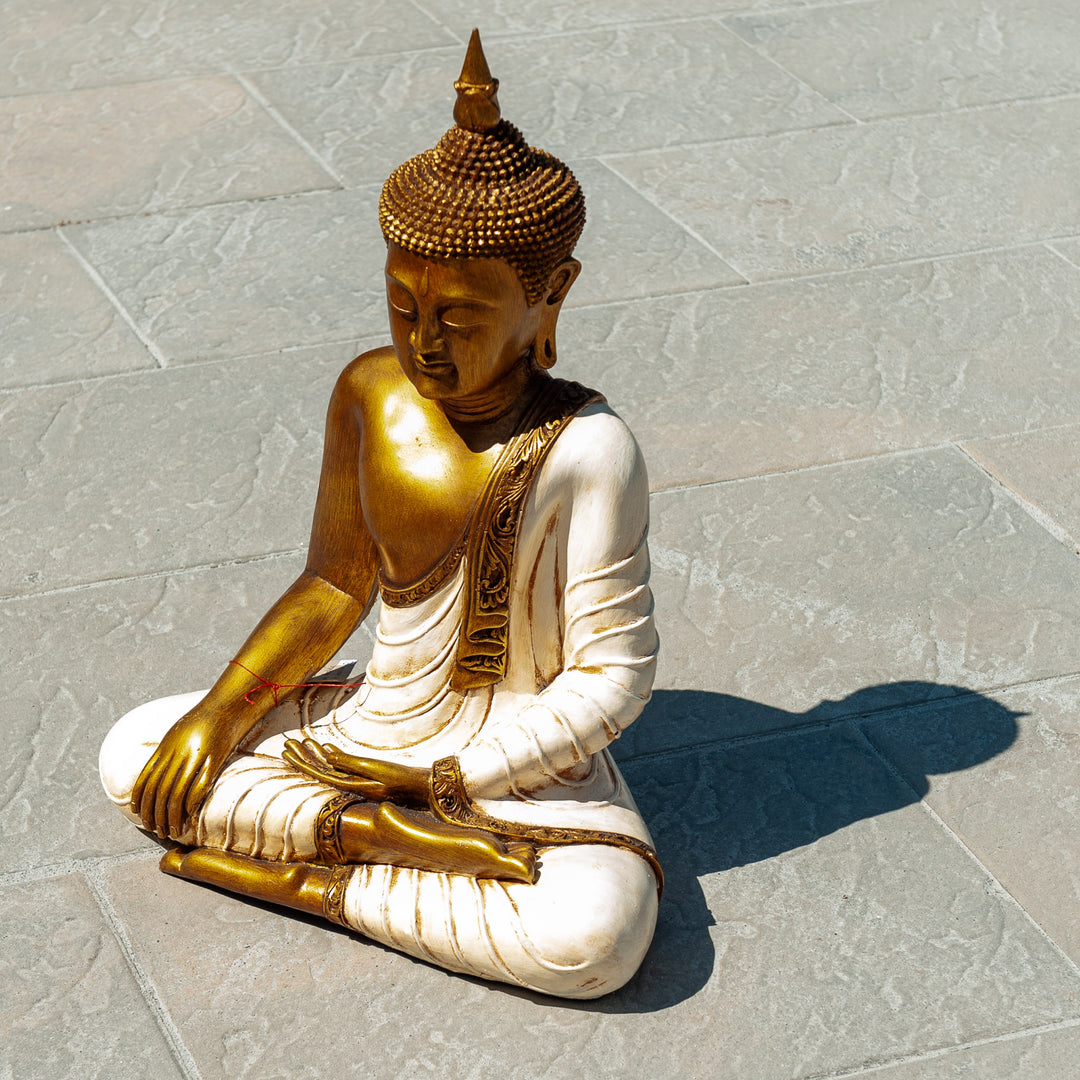 Bouddha méditant peint moyen