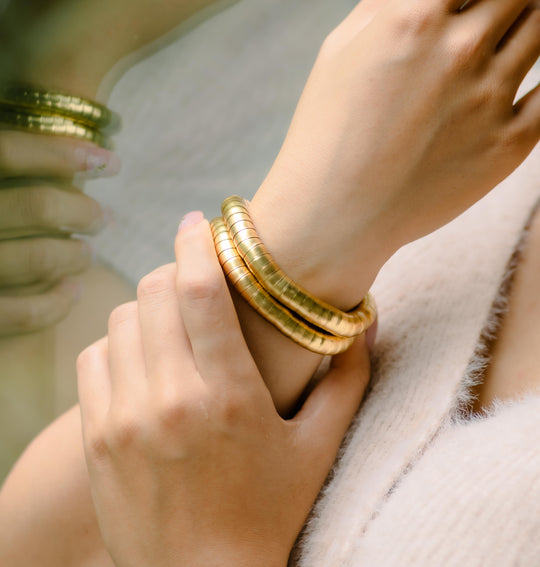 Colliers de pierres précieuses superposées