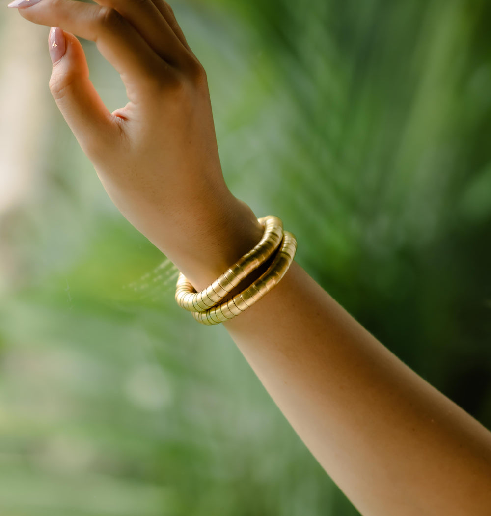 Colliers de pierres précieuses superposées