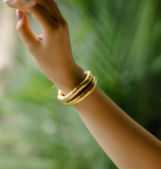 Colliers de pierres précieuses superposées