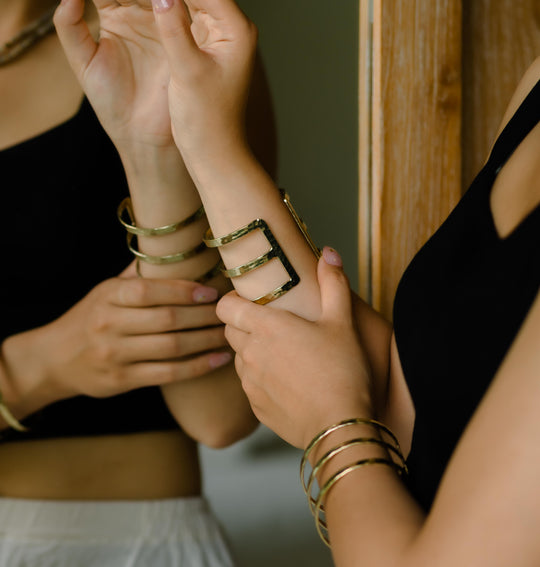 Colliers de pierres précieuses superposées