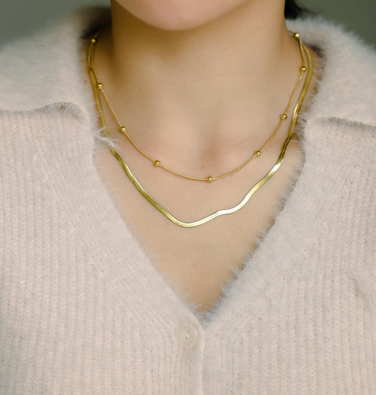 Colliers de pierres précieuses superposées