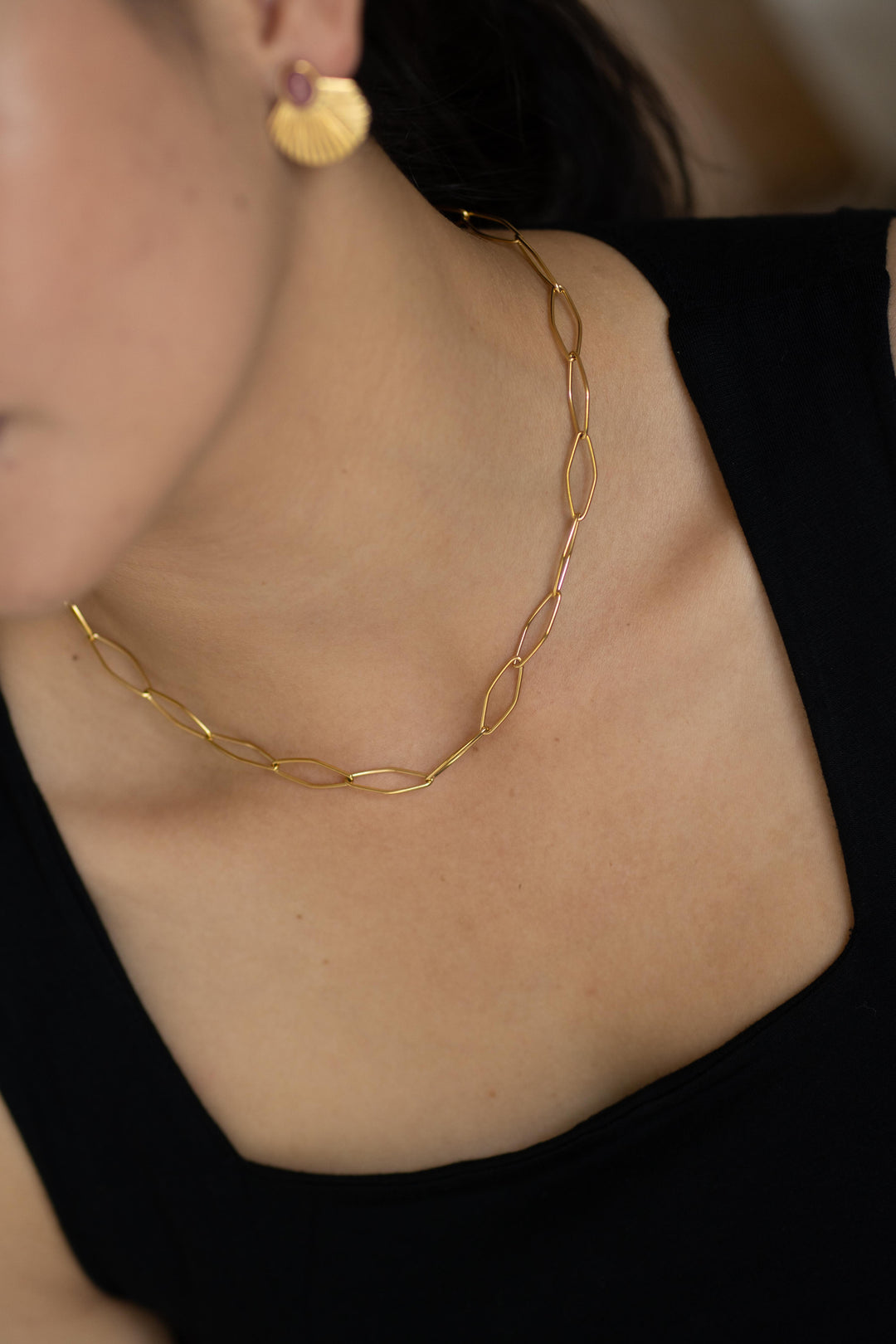 Colliers de pierres précieuses superposées