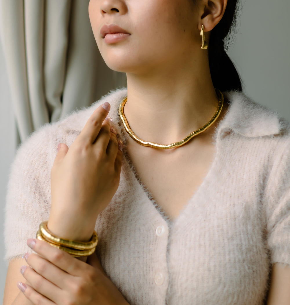 Colliers de pierres précieuses superposées