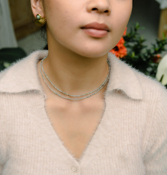 Colliers de pierres précieuses superposées