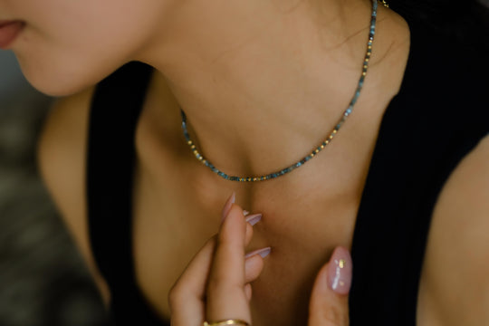 Colliers de pierres précieuses superposées