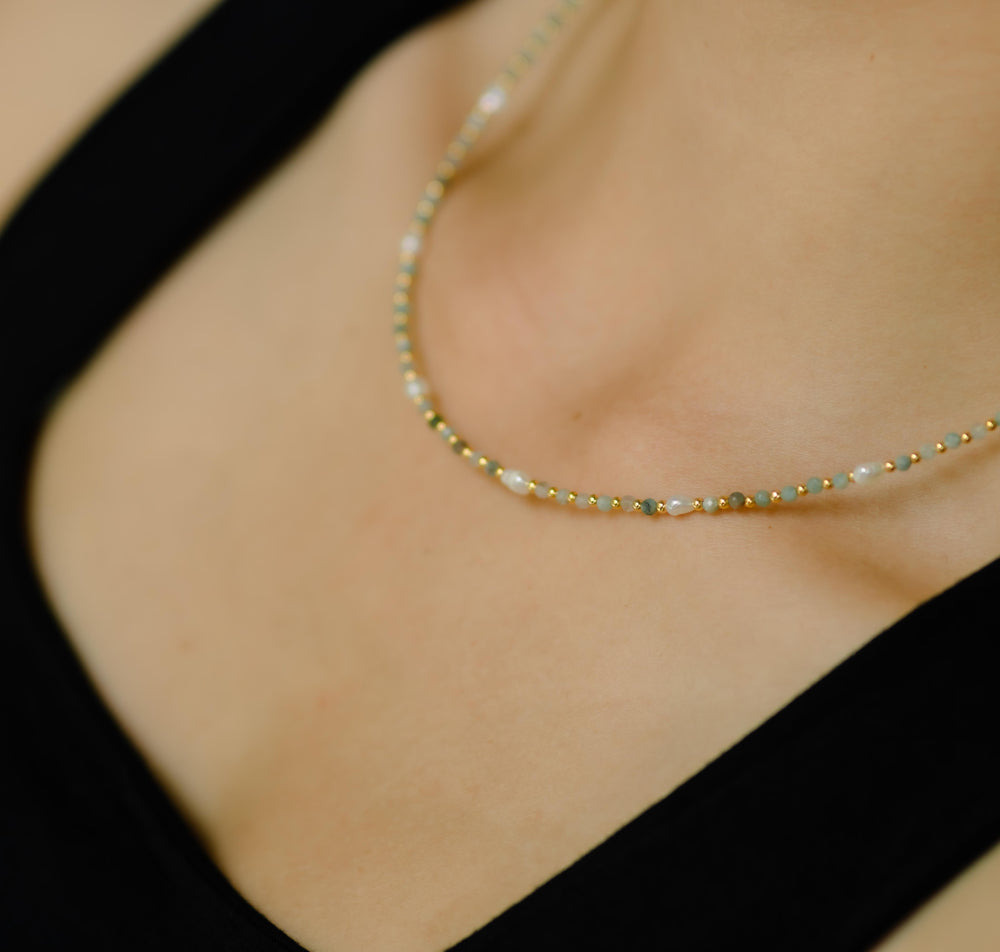 Colliers de pierres précieuses superposées