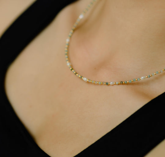 Colliers de pierres précieuses superposées