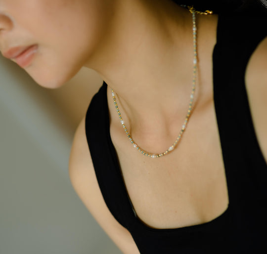 Colliers de pierres précieuses superposées