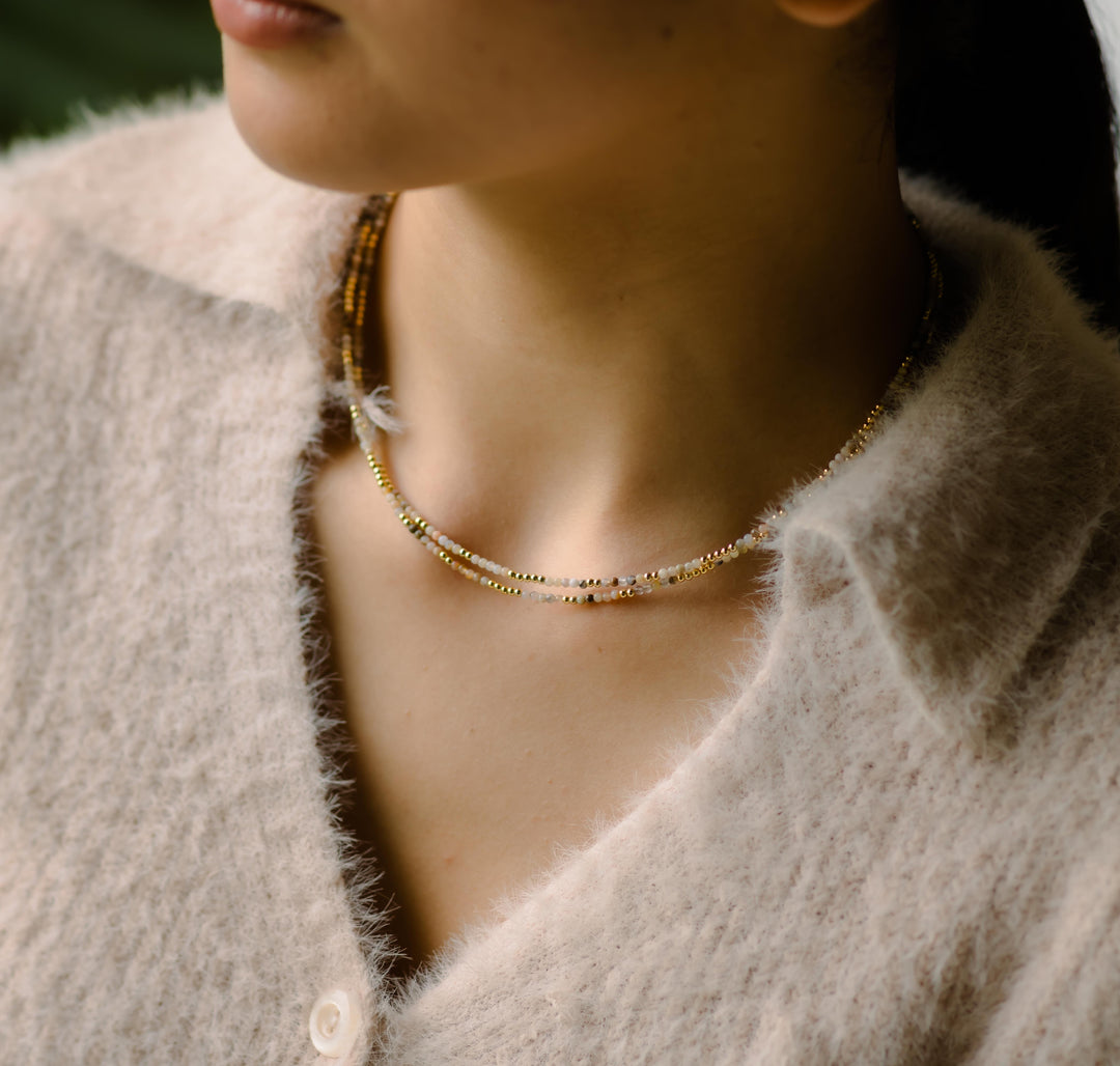 Colliers de pierres précieuses superposées