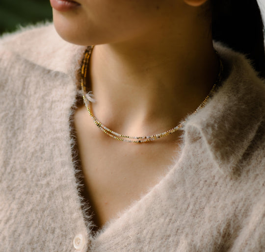 Colliers de pierres précieuses superposées