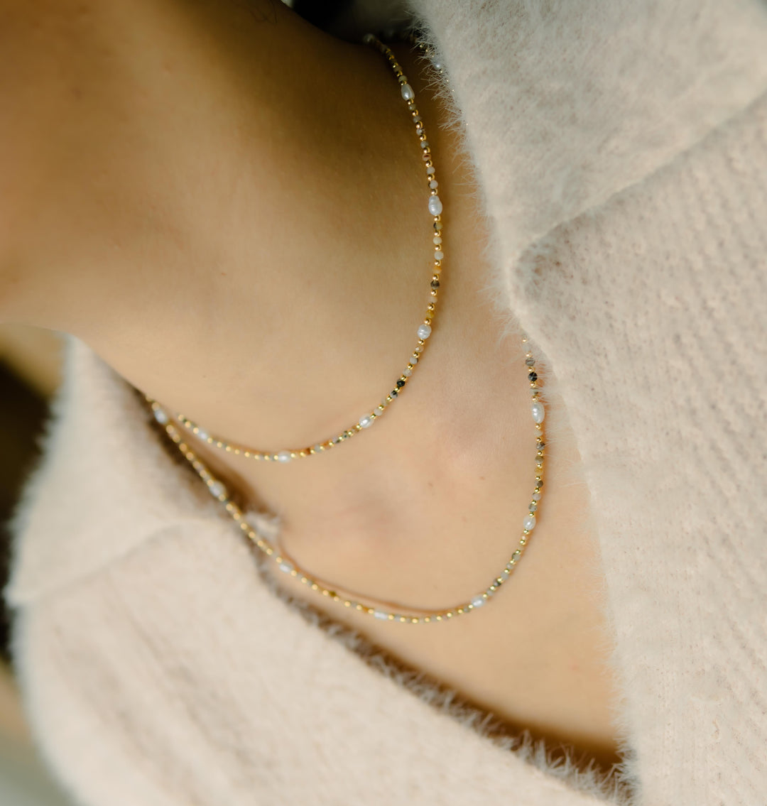 Colliers de pierres précieuses superposées