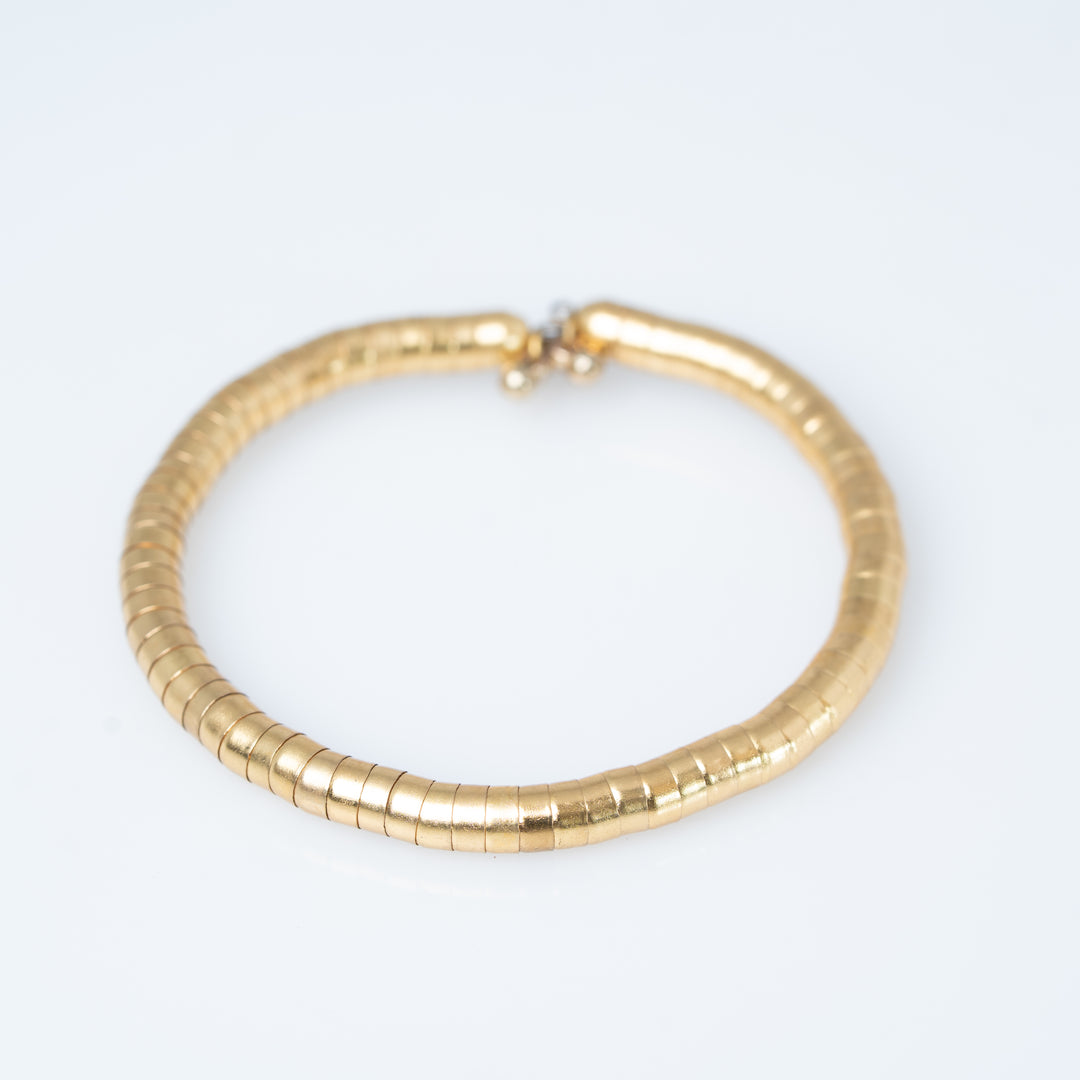 Colliers de pierres précieuses superposées