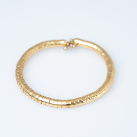 Colliers de pierres précieuses superposées