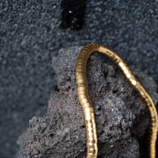 Colliers de pierres précieuses superposées