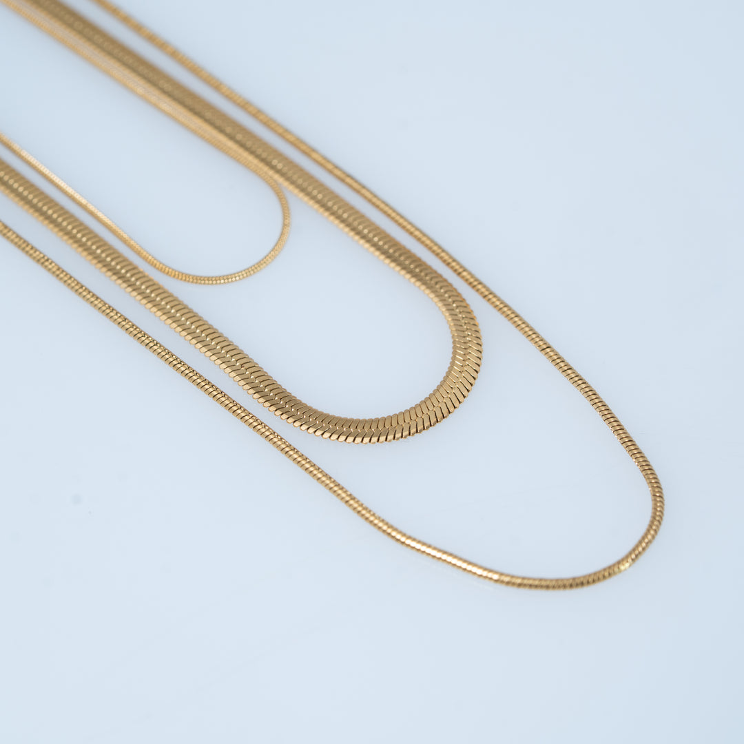 Colliers de pierres précieuses superposées