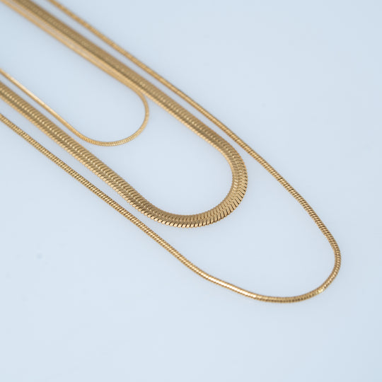 Colliers de pierres précieuses superposées