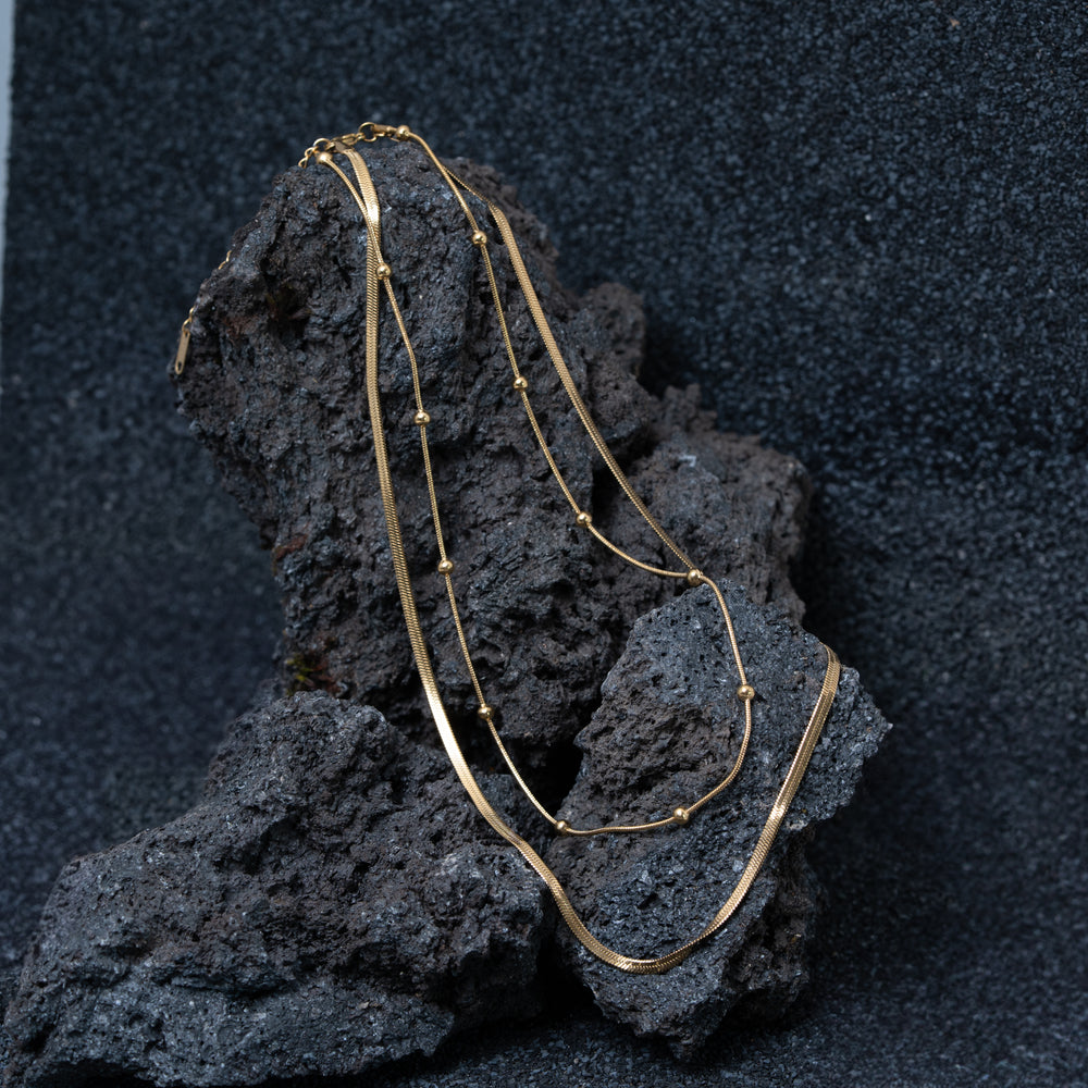 Colliers de pierres précieuses superposées