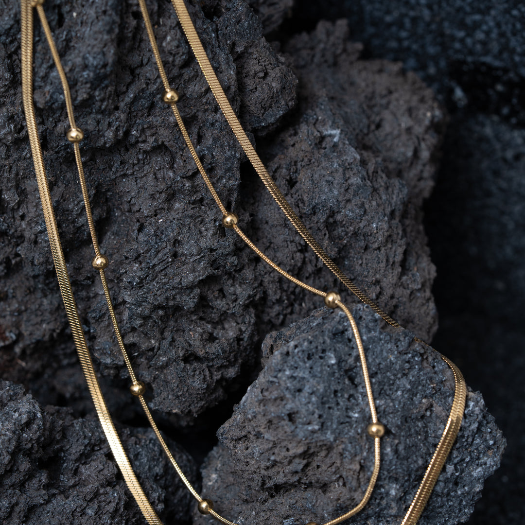 Colliers de pierres précieuses superposées