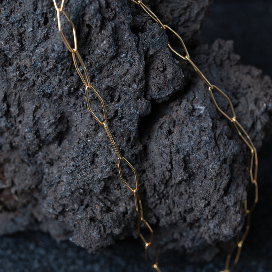 Colliers de pierres précieuses superposées