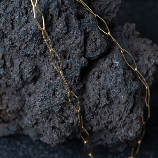 Colliers de pierres précieuses superposées