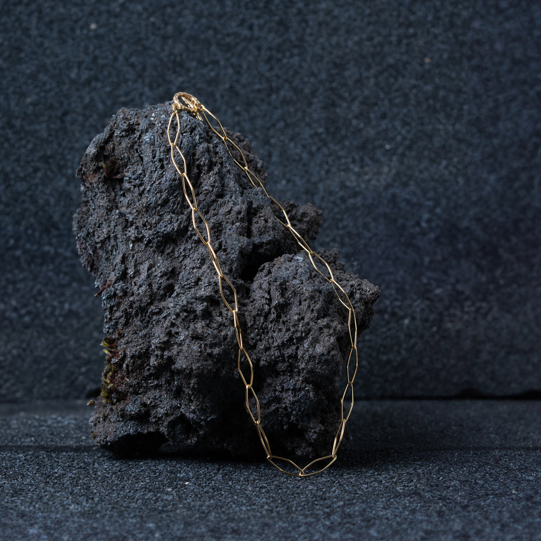 Colliers de pierres précieuses superposées