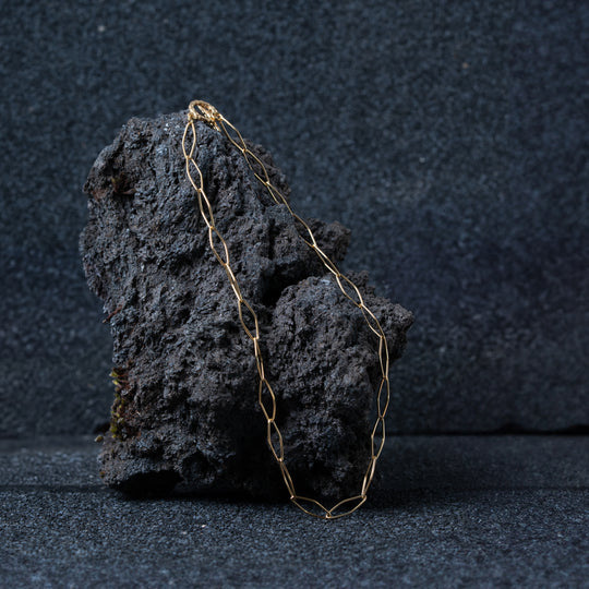 Colliers de pierres précieuses superposées