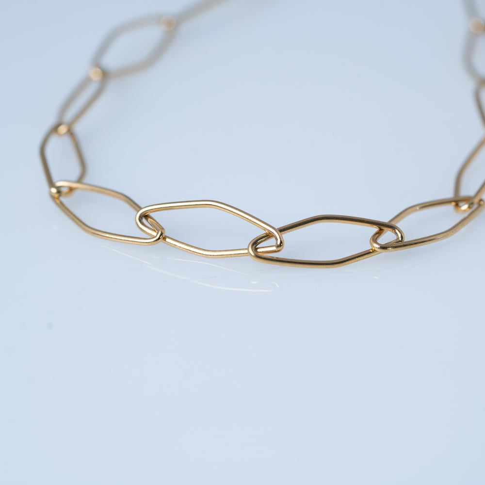 Colliers de pierres précieuses superposées