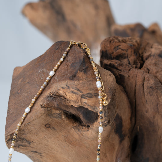 Colliers de pierres précieuses superposées