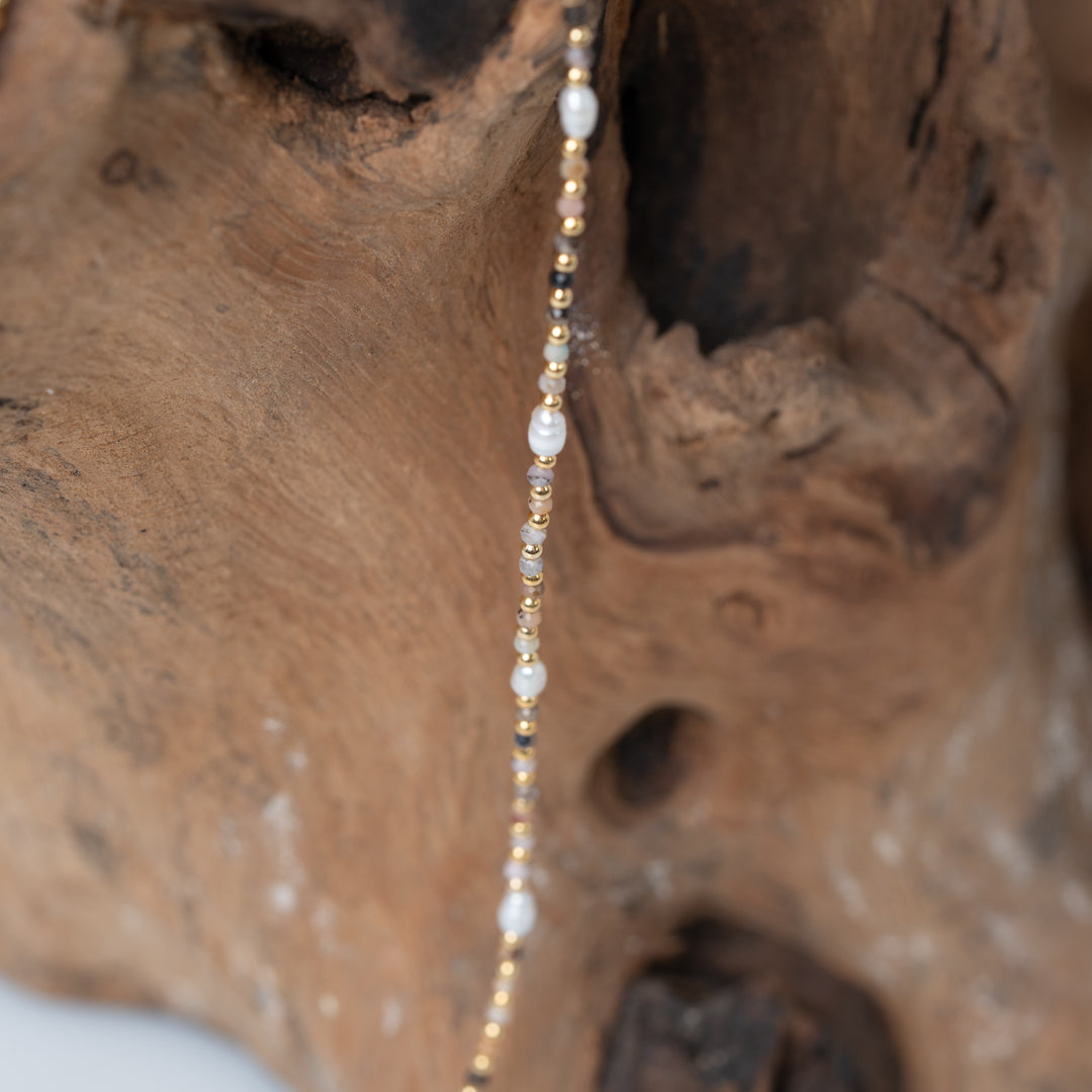 Colliers de pierres précieuses superposées