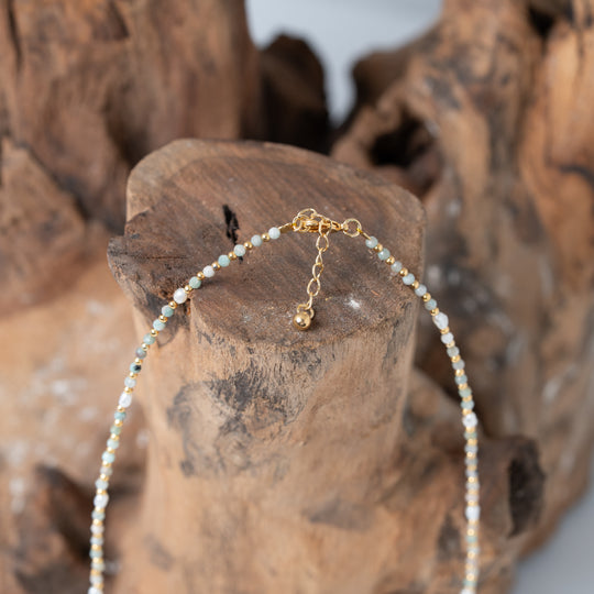 Colliers de pierres précieuses superposées