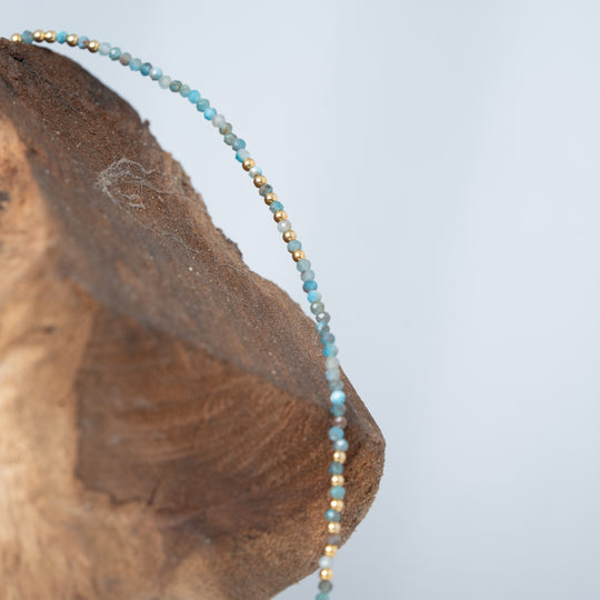 Colliers de pierres précieuses superposées