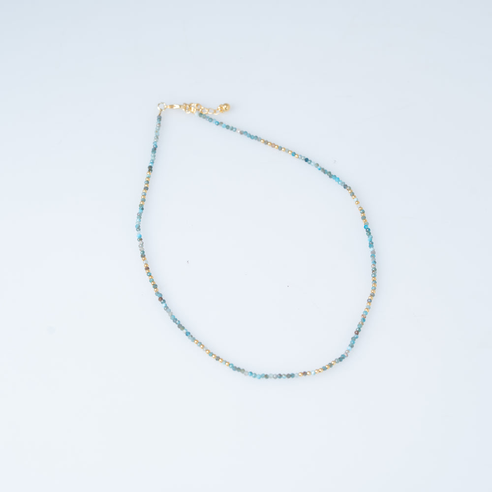 Colliers de pierres précieuses superposées