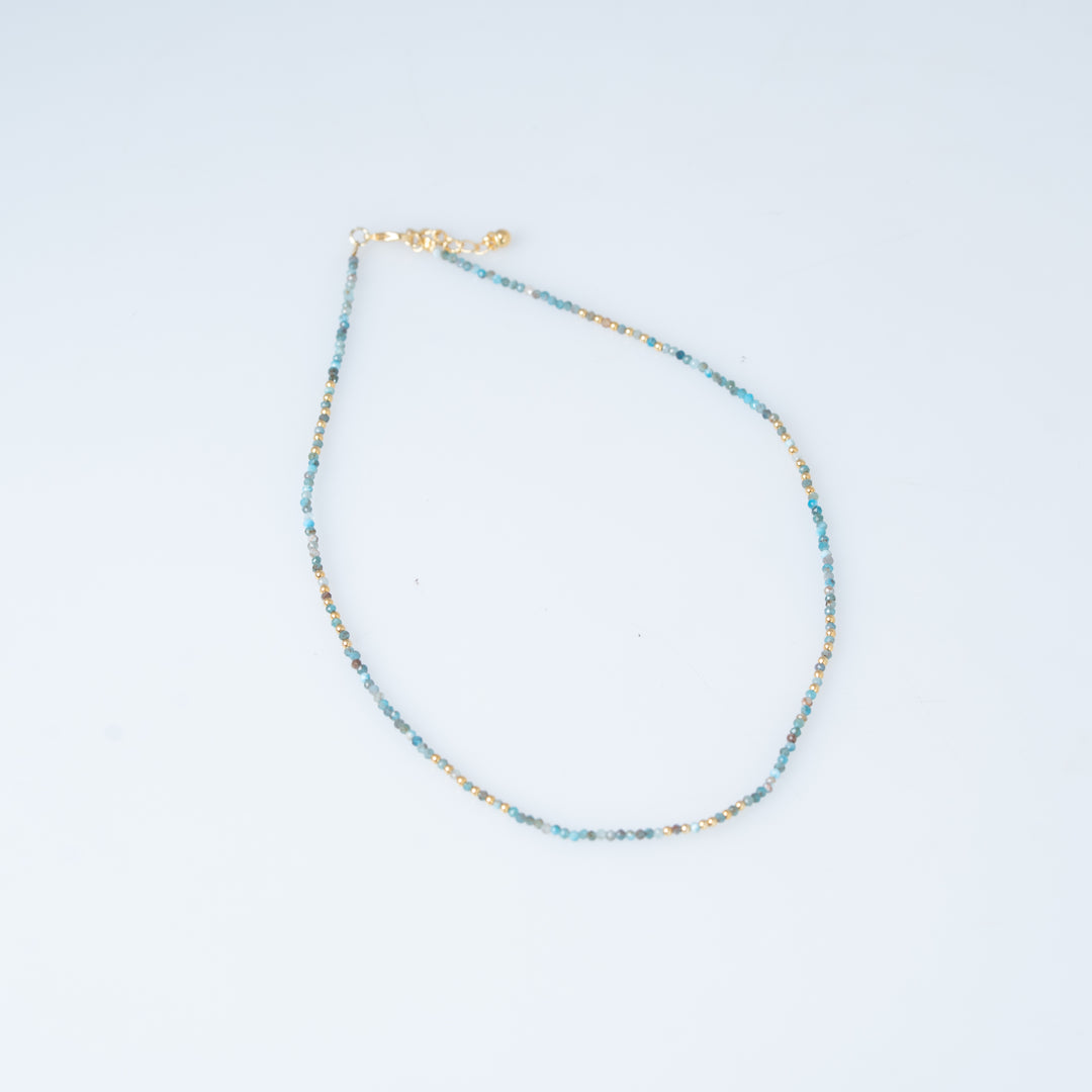 Colliers de pierres précieuses superposées