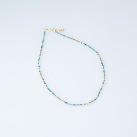 Colliers de pierres précieuses superposées