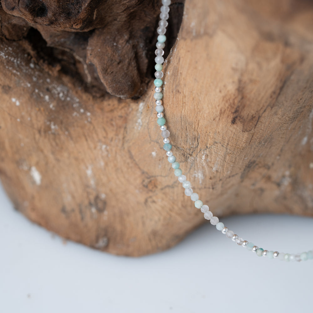 Colliers de pierres précieuses superposées