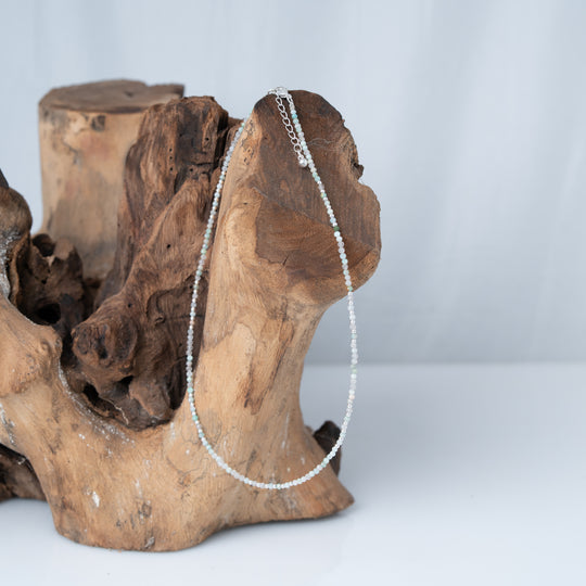 Colliers de pierres précieuses superposées