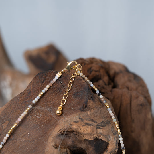 Colliers de pierres précieuses superposées