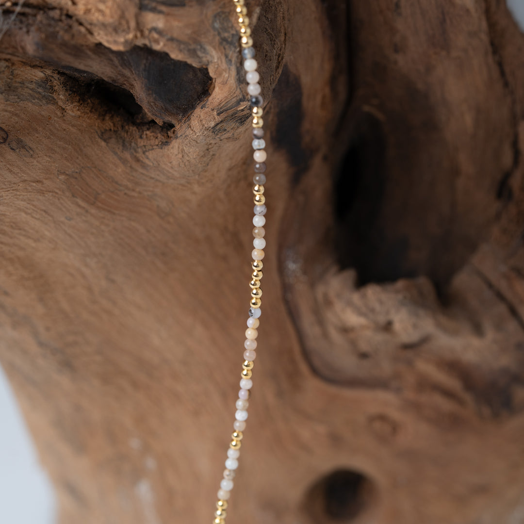 Colliers de pierres précieuses superposées