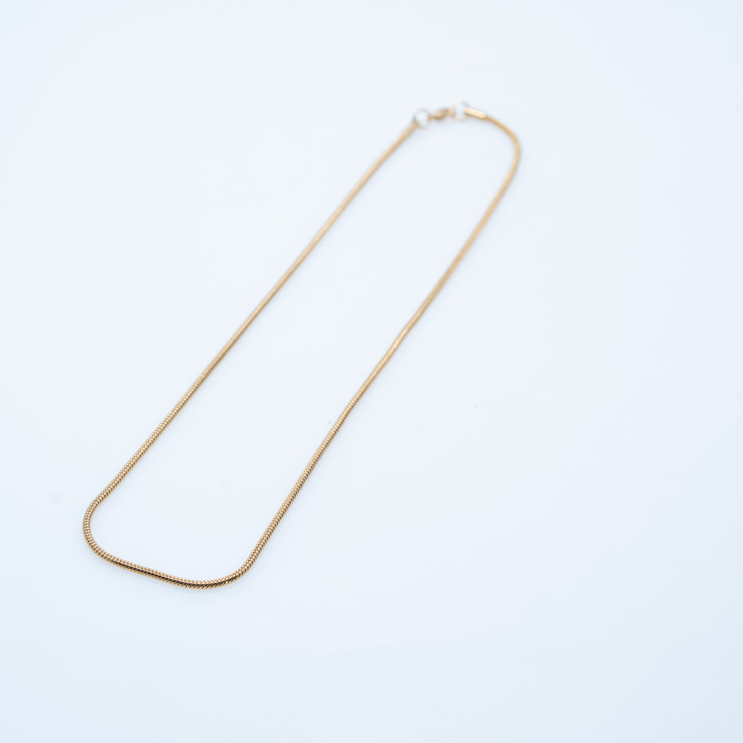 Colliers de pierres précieuses superposées