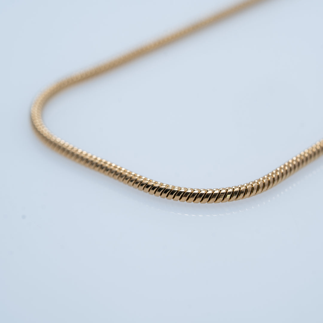 Colliers de pierres précieuses superposées