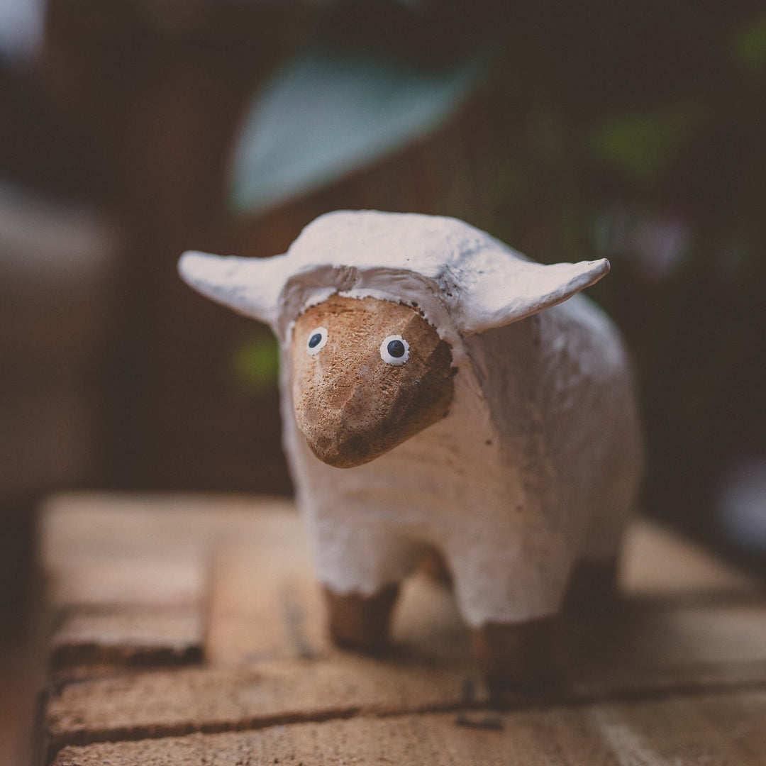 Mouton en bois sculpté à la main