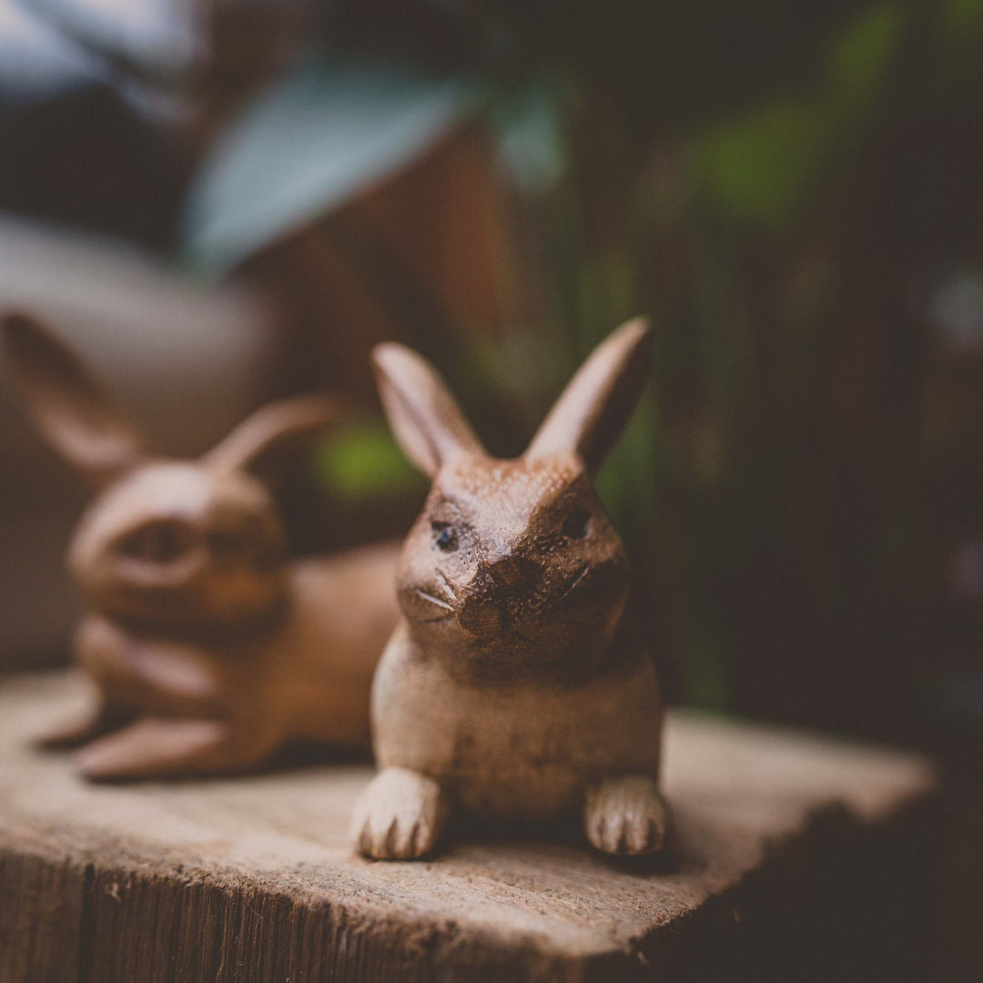 Lapin en bois assis sculpté à la main