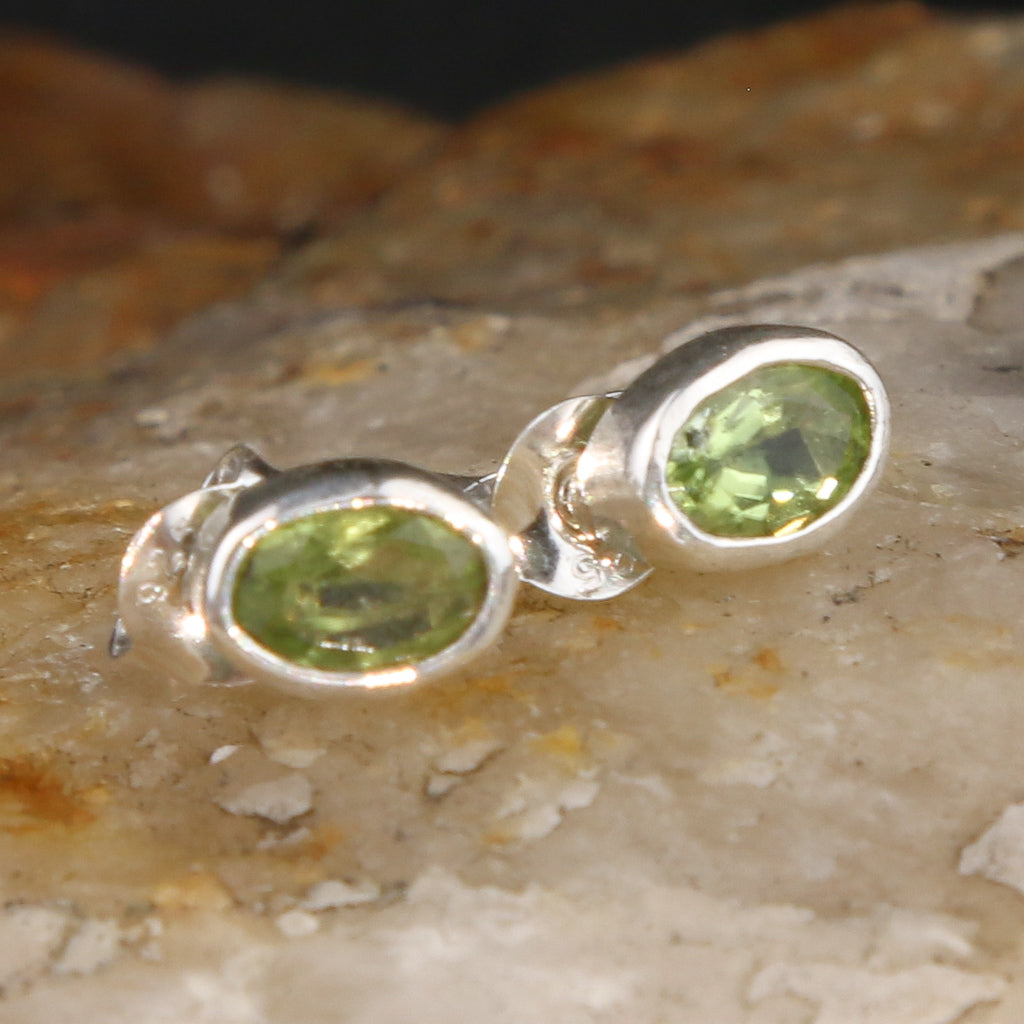 Boucle d'oreille clou péridot ovale