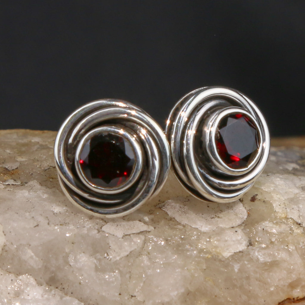 Boucle d'oreille grenat torsadée cercle
Boucle d'oreille