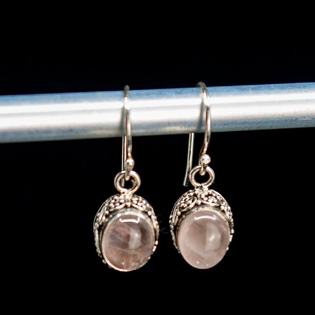 Pendants d'oreilles ovales en pierre de lune blanche avec bordure ornée