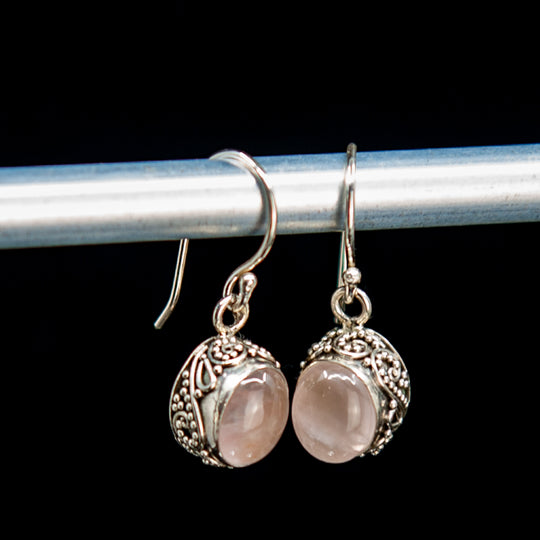 Pendants d'oreilles ovales en pierre de lune blanche avec bordure ornée