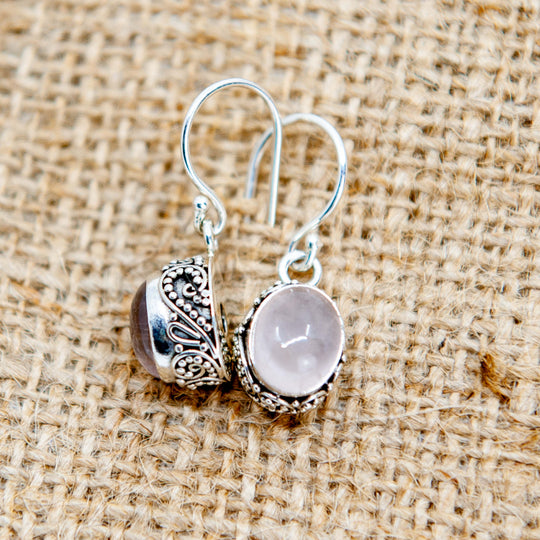 Pendants d'oreilles ovales en pierre de lune blanche avec bordure ornée