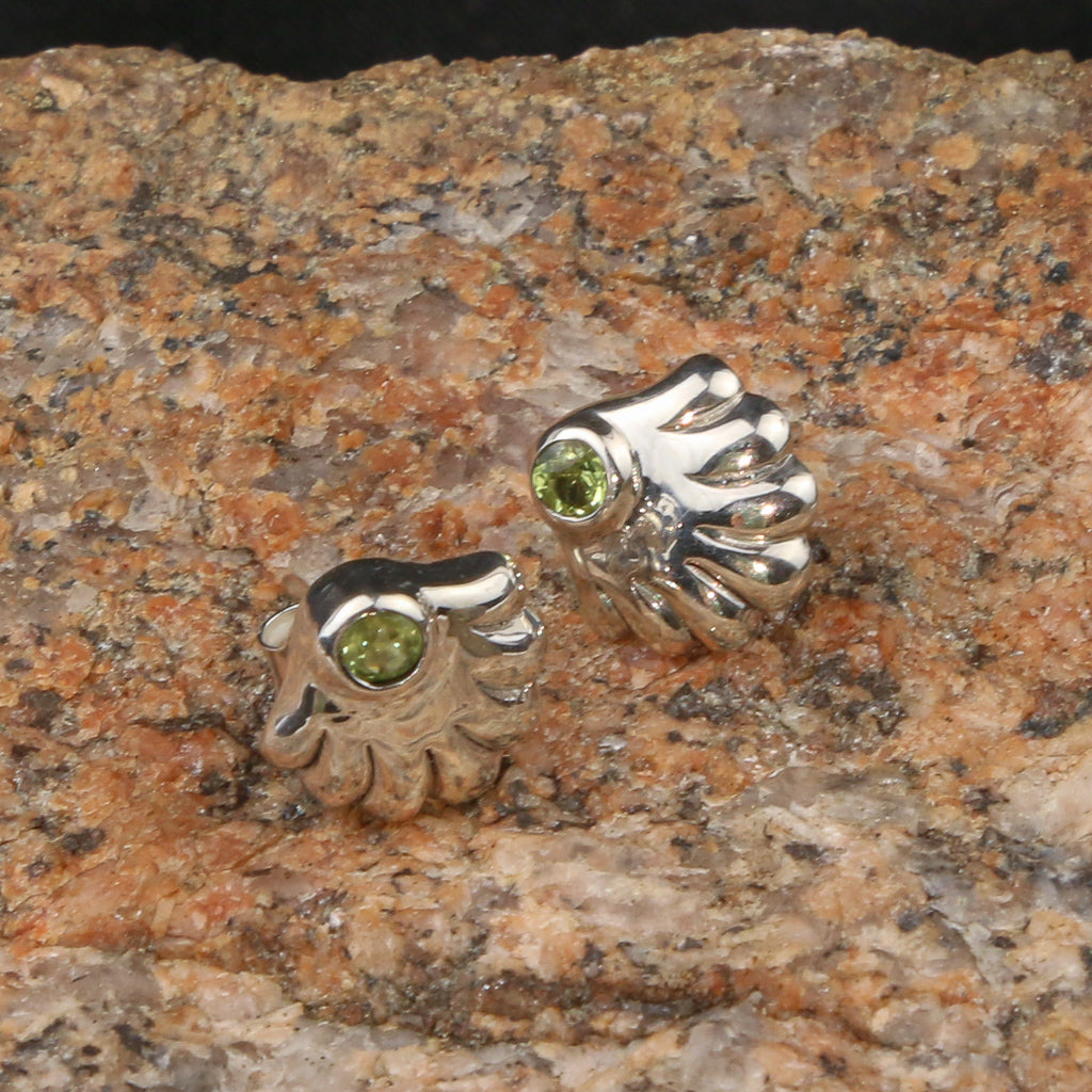 Boucle d'oreille clou coquillage péridot