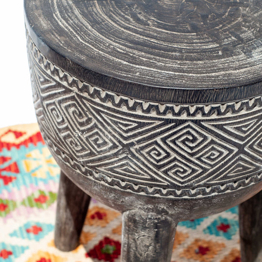 Tabouret en bois de suar balinais primitif